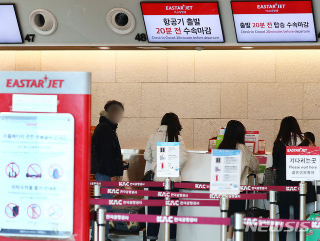[서울=뉴시스]홍효식 기자 = 코로나19 사태 장기화로 이스타항공이 국제선에 이어 국내선 운항도 중단하기로 결정한 가운데 23일 서울 강서구 김포공항 국내선 청사 이스타항공 발권 창구에서 관계자들이 업무를 보고 있다. 이스타항공은 내일(24일)부터 다음 달 25일까지 한 달 동안 김포와 청주, 군산에서 출발하는 제주노선의 운항을 중단한다. 2020.03.23.  yesphoto@newsis.com