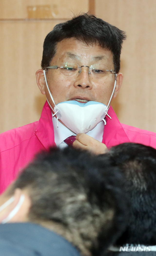 [부천=뉴시스] 이종철 기자 = 제21대 총선 부천 병의 차명진 후보가 23일 오전 경기도 부천시 부천시청 브리핑룸에서 합동 기자회견을 가지면서 질문에 답하고 있다. 2020.03.23. jc4321@newsis.com