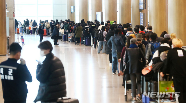 [인천공항=뉴시스]홍효식 기자 = 정부가 코로나19 관련 유럽발 입국자에 대한 검역을 강화한 가운데 23일 인천국제공항 1터미널에서 독일 프랑크푸르트 발 여객기를 타고 입국한 승객들이 격리시설로 이동하는 버스를 탑승하기 위해 줄지어 기다리고 있다. 2020.03.23. yesphoto@newsis.com