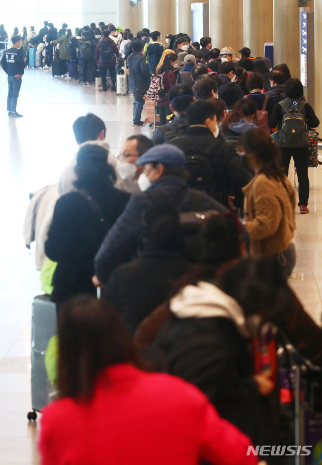 [인천공항=뉴시스]홍효식 기자 = 23일 인천국제공항 1터미널에서 독일 프랑크푸르트 발 여객기를 타고 입국한 승객들이 대기하고 있다. 2020.03.23. yesphoto@newsis.com