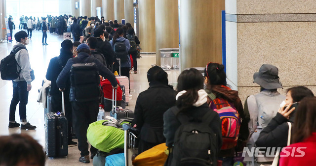 [인천공항=뉴시스]홍효식 기자 = 정부가 코로나19 관련 유럽발 입국자에 대한 검역을 강화한 가운데 23일 인천국제공항 1터미널에서 독일 프랑크푸르트 발 여객기를 타고 입국한 승객들이 격리시설로 이동하는 버스를 탑승하기 위해 줄지어 기다리고 있다. 2020.03.23. yesphoto@newsis.com