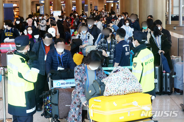 [인천공항=뉴시스]홍효식 기자 = 정부가 코로나19 관련 유럽발 입국자에 대한 검역을 강화한 가운데 23일 인천국제공항 1터미널에서 독일 프랑크푸르트 발 여객기를 타고 입국한 승객들이 격리시설로 이동하는 버스를 탑승하기 위해 줄지어 기다리고 있다. 2020.03.23.&nbsp; yesphoto@newsis.com