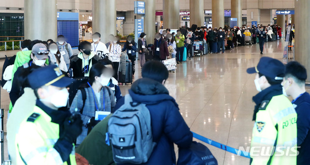 [인천공항=뉴시스]홍효식 기자 = 정부가 코로나19 관련 유럽발 입국자에 대한 검역을 강화한 가운데 23일 인천국제공항 1터미널에서 독일 프랑크푸르트 발 여객기를 타고 입국한 승객들이 격리시설로 이동하는 버스를 탑승하기 위해 줄지어 기다리고 있다. 2020.03.23. yesphoto@newsis.com