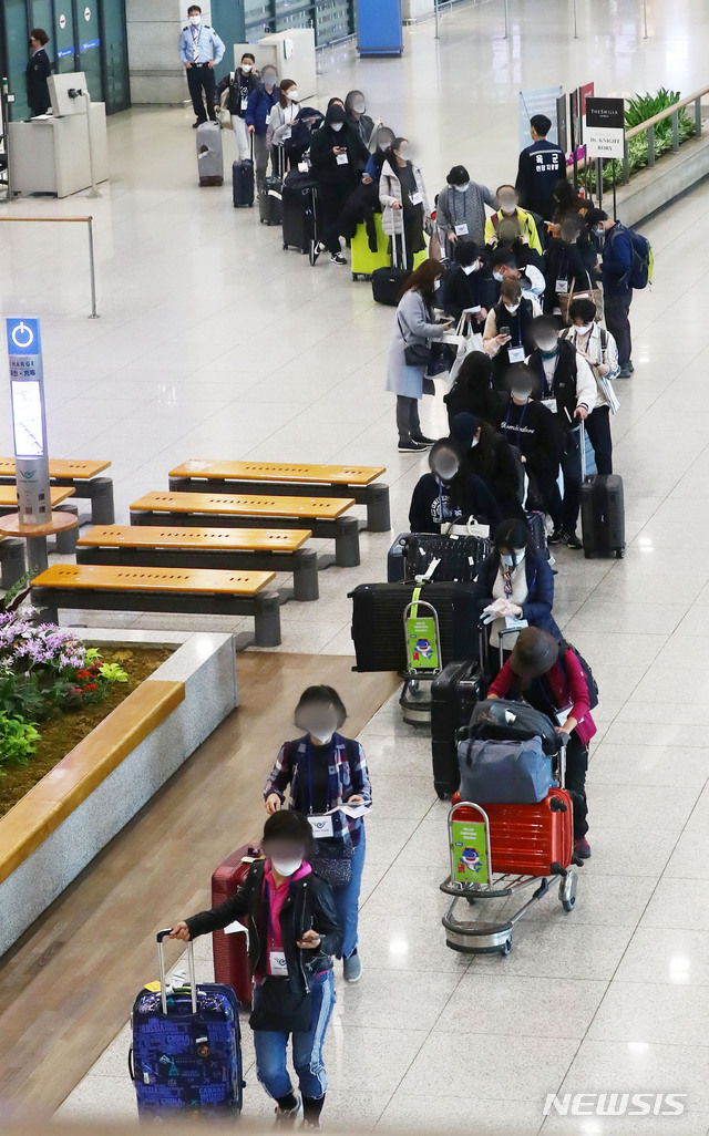 [인천공항=뉴시스]홍효식 기자 = 정부가 코로나19 관련 유럽발 입국자에 대한 검역을 강화한 가운데 23일 인천국제공항 1터미널에서 독일 프랑크푸르트 발 여객기를 타고 입국한 승객들이 격리시설로 이동하는 버스를 탑승하기 위해 줄지어 이동하고 있다. 2020.03.23. yesphoto@newsis.com