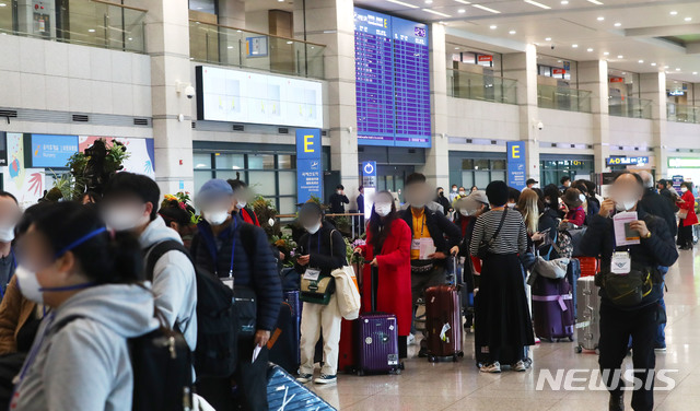 [인천공항=뉴시스]홍효식 기자 = 정부가 코로나19 관련 유럽발 입국자에 대한 검역을 강화한 가운데 23일 인천국제공항 1터미널에서 독일 프랑크푸르트 발 여객기를 타고 입국한 승객들이 격리시설로 이동하는 버스를 탑승하기 위해 줄지어 기다리고 있다. 2020.03.23. yesphoto@newsis.com