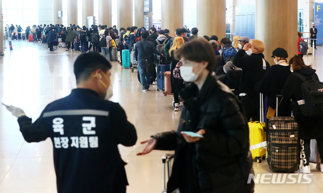 [인천공항=뉴시스]홍효식 기자 = 정부가 코로나19 관련 유럽발 입국자에 대한 검역을 강화한 가운데 23일 인천국제공항 1터미널에서 독일 프랑크푸르트 발 여객기를 타고 입국한 승객들이 격리시설로 이동하는 버스를 탑승하기 위해 줄지어 기다리고 있다. 2020.03.23. yesphoto@newsis.com