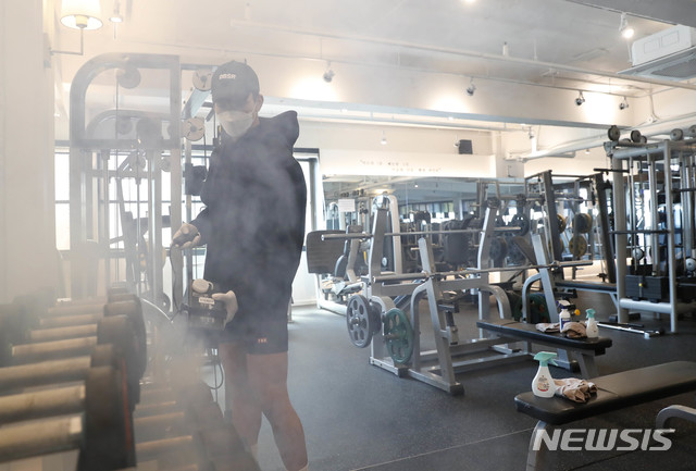 [서울=뉴시스] 서울 서대문구의 한 헬스장에서 헬스 트레이너가 코로나19소독 작업을 하고 있다. 위 사진은 기사와 관계없음. (사진= 뉴시스 DB) photo@newsis.com