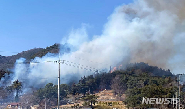 [담양=뉴시스]변재훈 = 23일 오후 2시29분께 전남 담양군 월산면 한 야산에서 불이 나 산림당국이 산림청 헬기 등을 투입해 진화 작업을 벌이고 있다. (사진=산림청 제공) 2020.03.23. photo@newsis.com