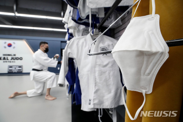 [서울=뉴시스]김병문 기자 = 정부가 집단감염 위험이 높은 실내 체육시설이나 종교시설, 유흥시설에 보름간 운영 중단을 강력히 권고한 가운데 23일 오후 휴업을 시작한 서울 서대문구의 한 유도관에서 도장 관계자가 신종 코로나바이러스 감염증(코로나19) 예방을 위한 소독 작업을 하고 있다. 2020.03.23. dadazon@newsis.com