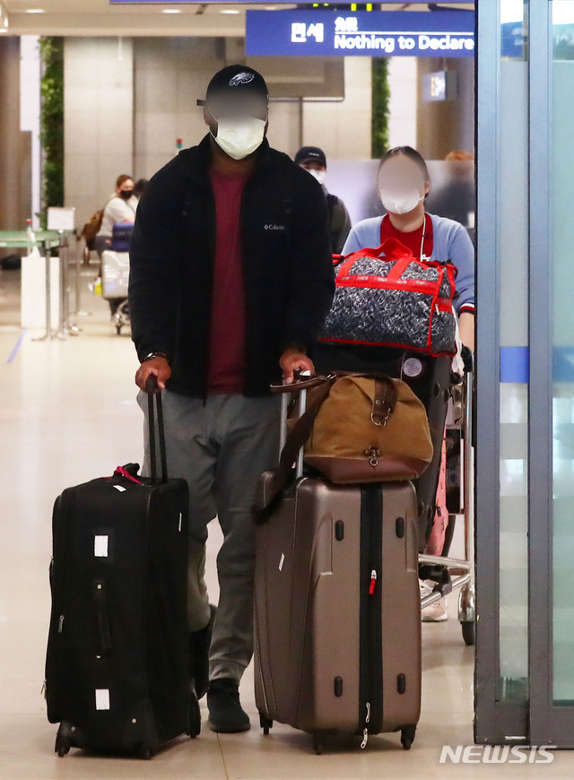 [인천공항=뉴시스]홍효식 기자 = 인천국제공항 제1터미널에서 미국 샌프란시스코 발 여객기를 타고 온 입국자들이 지난달 입국장을 나서고 있다. 2020.03.23. yesphoto@newsis.com