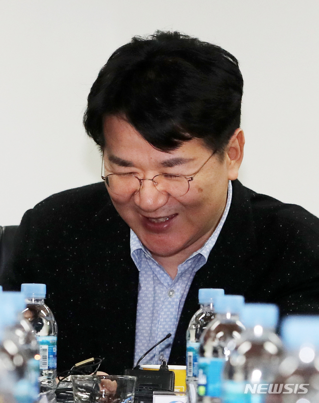 [서울=뉴시스]박주성 기자 = 조원태 한국배구연맹 총재가 23일 오후 서울 마포구 상암동 한국배구연맹 사무국 회의실에서 열린 임시 이사회에 참석하고 있다. 이날 임시 이사회에서는 리그 조기 종료·재개 여부를 논의한다. 2020.03.23. park7691@newsis.com