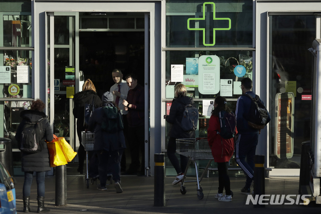 [런던=AP/뉴시스] 영국 국민보건서비스(NHS) 의사와 간호사들이 지난 23일 런던의 슈퍼마켓 체인점 세인즈버리의 한 매장에 신분증을 보여주며 들어가고 있다. 영국 정부는 NHS 직원의 편의를 위해 영업 외 시간에 이들이 쇼핑을 할 수 있도록 했다. 24일(현지시간) 가디언은 영국의 의사와 간호사를 위한 개인보호장비(PPE)가 매우 부족하다며 "직업과 개인의 건강, 둘 중 하나를 선택해야 할 기로에 놓였다"고 말했다. 2020.3.25.