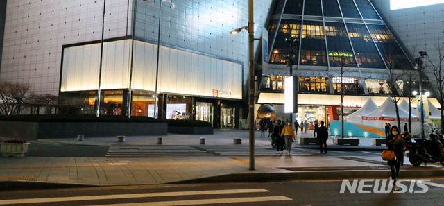 [서울=뉴시스]박주성 기자 = 신종 코로나바이러스 감염증(코로나19) 사태 장기화로 외국인 관광객이 감소하고 있는 가운데 23일 오후 서울 동대문 쇼핑몰들이 한산한 모습을 보이고 있다. 2020.03.23. park7691@newsis.com