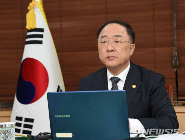 [서울=뉴시스] 조수정 기자 = 홍남기 부총리 겸 기획재정부 장관이 23일 서울 세종로 정부서울청사에서 글로벌경제와 신종 코로나 바이러스 감염증(코로나19) 대유행 대응방안을 논의하고자 열린 'G20 특별 화상 재무장관.중앙은행총재회의'에 참석하고 있다. (사진=기획재정부 제공) 2020.03.23.&nbsp; photo@newsis.com 