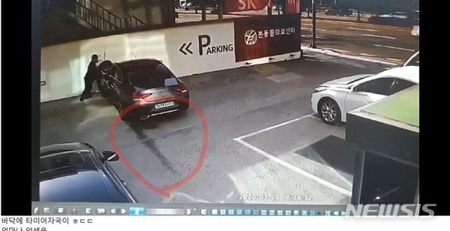 [안양=뉴시스] 20일 오후 4시17분께 안양시 한 수입차 전시장 사고 현장. 2020.3.24. (캡쳐=네이버 까페 제클) 