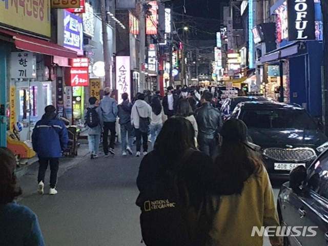 [제주=뉴시스]지난 23일 오후 제주시 이도2동 제주시청 인근 대학로 내에서 시민들이 북적이고 있다.