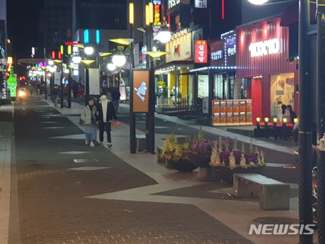 [제주=뉴시스]지난 23일 오후 제주시 연동 누웨마루거리에 시민들의 발길이 끊겨 썰렁한 모습을 보이고 있다.