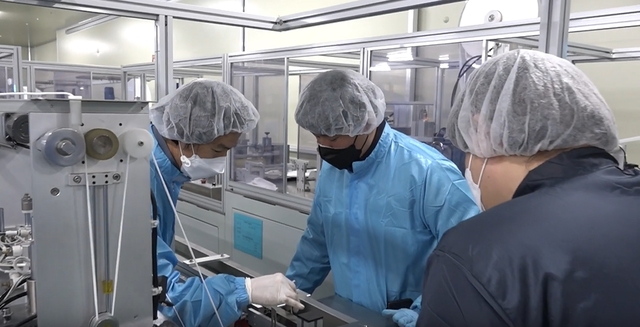 [서울=뉴시스] 삼성전자가 마스크 생산 중소기업 E&W를 찾아 생산성 향상을 위해 장비 설치 지원, 원부자재 이동대차 제작, 마스크 제작을 위한 금형까지 제작했다. 사진 삼성전자