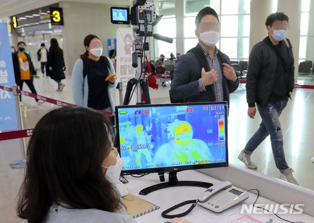 [제주=뉴시스]우장호 기자 = 신종 코로나바이러스 감염증(코로나19)이 확산 중인 24일 제주국제공항 3층 국내선 출발 탑승장 앞에 이용객 발열검사를 위한 열화상 감지 카메라가 운용 중이다. 2020.03.24. woo1223@newsis.com