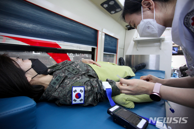 [안양=뉴시스] 박석희 기자 =수도군단 장병 헌혈 현장.(사진=수도군단 제공)