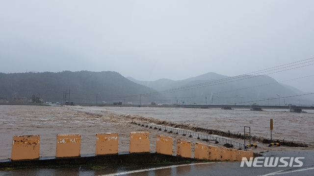 [영덕=뉴시스] 강진구 기자 = 경북 영덕군(군수 이희진)은 영덕 시가지와 천전리를 연결하는 (구)천전교(사진)를 철거한다고 24일 밝혔다.(사진=영덕군 제공) 2020.03.24. photo@newsis.com