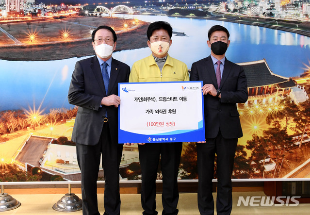 [울산=뉴시스] 구미현 기자 = 독지가 최주석씨는 24일 울산 중구청장실에서 박태완 중구청장에게 드림스타트 아동을 위해 써달라며 시가 100만원 상당의 가족외식권을 전달했다. 2020.03.24. (사진=울산시 중구 제공)photo@newsis.com