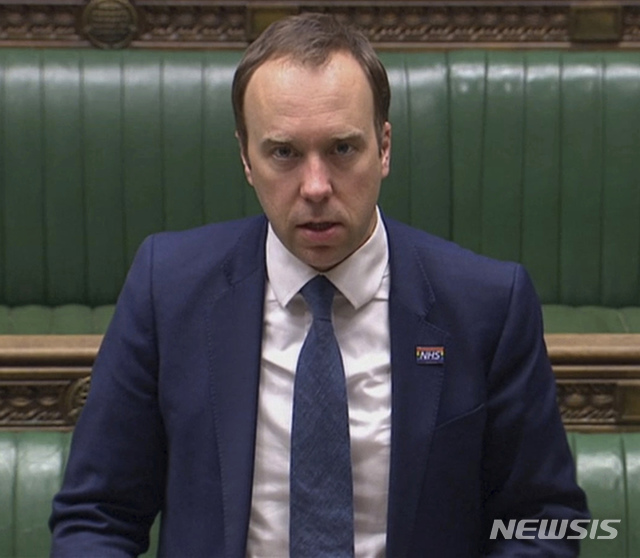 [런던=AP/뉴시스] 맷 핸콕 영국 보건장관이 23일(현지시간) 런던 하원에서 정부가 상정한 비상법안인 이른바 '코로나바이러스 법'을 설명하고 있다. 이날 하원은 코로나바이러스 법의 3회독을 빠르게 마친 뒤 법안을 통과하고 상원으로 보냈다. 이에 따라 법안은 빠르면 이번 주중에 정식 효력을 발휘할 수 있게 됐다. 2020.3.24.