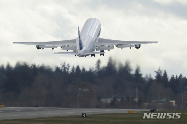 [에버릿(미 워싱턴주)=AP/뉴시스]미 워싱턴주 시애틀 인근 에버릿의 미 보잉사 공장에서 항공기 조립을 위한 부품을 실은 보잉 항공기 1대가 이륙하고 있다. 신종 코로나바이러스 감염증(코로나19) 확산으로 사람들이 코로나19 감염을 피하기 위해 집안에 머물면서 미국 내 항공기 탑승객 수가 60여년 전 수준으로 되돌아갔다. 2020.4.9
