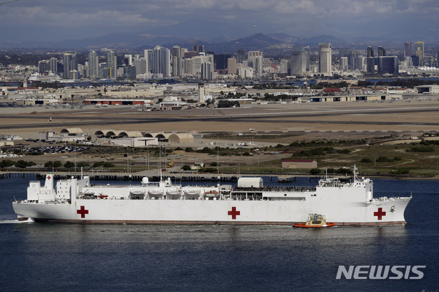 [샌디에이고=AP/뉴시스] 그린란드 합병 야욕을 드러낸 도널드 트럼프 미국 대통령이 그린란드에 병원선을 파견한다고 21일(현지 시간) 밝혔다. 사진은 미 해군 병원선 'USNS 머시'호 2026.02.22.