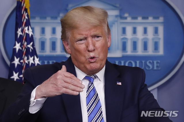 [워싱턴=AP/뉴시스]도널드 트럼프 미국 대통령이 23일(현지시간) 백악관에서 신종 코로나바이러스 감염증(코로나19) 대응 전담반(TF)과 함께 언론 브리핑을 하고 있다. 트럼프 대통령은 코로나19 확산 국면에서 관련 물품 사재기 및 바가지요금을 방지하는 행정명령에 서명했다. 2020.03.24.&nbsp; 