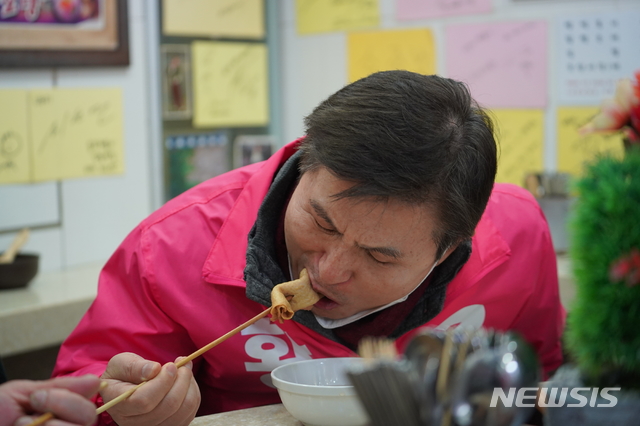 [서울=뉴시스] 고승민 기자 = 황교안 미래통합당 21대 총선 종로구 후보자가 23일 서울 종로구 혜화동의 한 분식점에서 어묵을 먹고 있다. 2020.03.24. (사진=황교안 후보 캠프 제공)photo@newsis.com