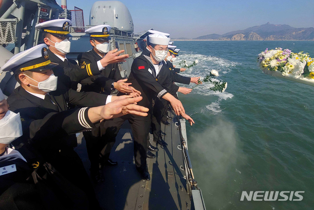 [서울=뉴시스]23일 백령도 천안함 위령탑 인근 해상에서 해군 2함대 황도현함(PKG, 400톤급) 장병들이 천안함 용사들을 추모하며 해상헌화를 하고 있다. 황도현함은 유도탄고속함으로 제2연평해전 전사자인 황도현 중사의 이름을 함명으로 사용했으며 2015년부터 2함대에 예속되어 서해수호 임무를 수행 중이다. (사진=해군 제공) 2020.03.24. photo@newsis.com