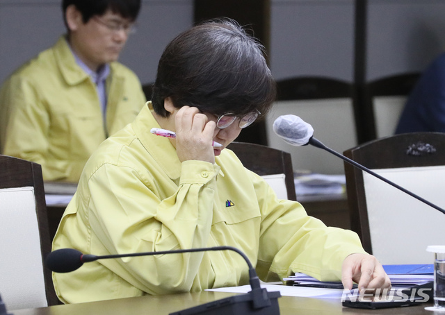 [세종=뉴시스]강종민 기자 = 정은경 질병관리본부장이 24일 오전 정부세종청사에서 열린 중앙재난안전대책본부 회의에 참석, 회의자료를 살펴보고 있다. 2020.03.24.&nbsp; ppkjm@newsis.com