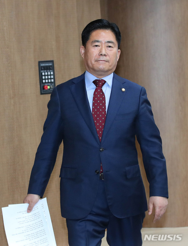 [서울=뉴시스] 장세영 기자 = 김규환 미래통합당 의원이 24일 서울 여의도 국회 소통관에서 기자회견을 열고 4.15 총선 불출마를 선언한 뒤 회견장을 나서고 있다. 2020.03.24. photothink@newsis.com
