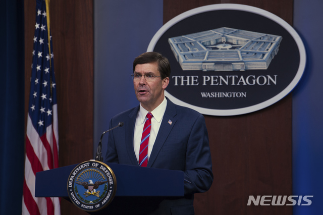 [워싱턴=AP/뉴시스]마크 에스퍼 미 국방장관이 지난 23일 워싱턴의 미 국방부에서 기자회견을 열어 신종 코로나바이러스 감염증(코로나19) 확산에 대한 국방부의 억제 노력에 대해 설명하고 있다. 2020.3.26