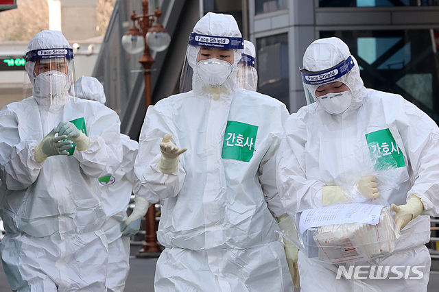 [대구=뉴시스] 이영환 기자 = 방호복을 입은 의료진이 24일 오전 대구 중구 계명대학교 동산병원에서 병동으로 향하고 있다. 2020.03.24.     20hwan@newsis.com