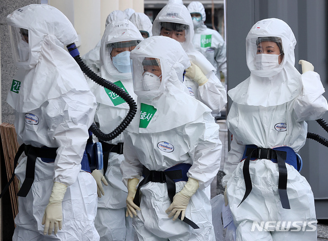 [대구=뉴시스] 이영환 기자 = 방호복을 입은 의료진이 24일 오전 대구 중구 계명대학교 동산병원에서 병동으로 향하고 있다. 2020.03.24.&nbsp;&nbsp; 20hwan@newsis.com
