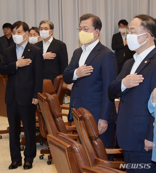 [서울=뉴시스]배훈식 기자 = 문재인 대통령이 지난 24일 청와대에서 열린 신종 코로나바이러스 감염증(코로나19) 관련 제2차 비상경제회의에 참석해 국민의례를 하고 있다. 2020.03.29.dahora83@newsis.com