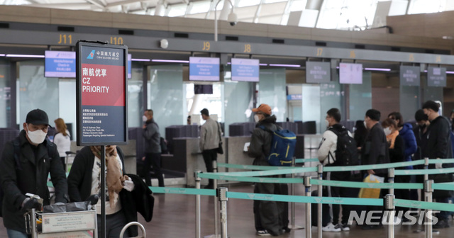 [인천공항=뉴시스] 인천국제공항 1터미널에서 승객들이 선양으로 가는 중국남방항공 발권창구에서 탑승 수속을 하고 있다. (사진= 뉴시스 DB) photo@newsis.com