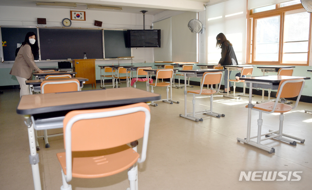 [광주=뉴시스] 류형근 기자 = 신종 코로나 바이러스 감염증(코로나19) 확산으로 초·중·고 개학이 연기된 가운데 24일 오전 광주 동구 조선대학교여자고등학교에서 교사들이 '사회적 거리두기' 일환으로 학생들의 책상을 벌리고 있다. 학교 측은 학생들의 건강 관리를 위해 각 교실에 체온계와 소독용품까지 비치했다. 2020.03.24 hgryu77@newsis.com