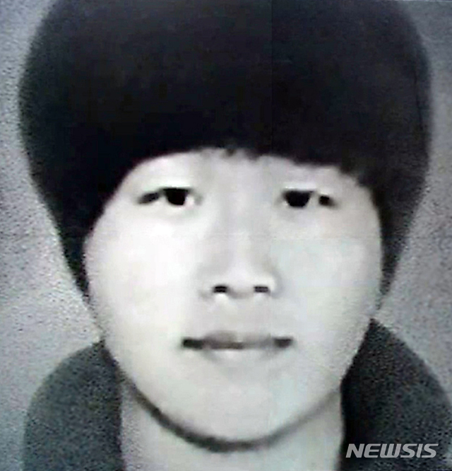 [서울=뉴시스] 서울지방경찰청은 24일 오후 ‘신상정보 공개 심의위원회’를 열고 ‘텔레그램 n번방’ 운영자로 알려진 조주빈(사진)에 대한 이름, 얼굴 등 신상 정보공개를 결정했다. (사진=인터넷 커뮤니티 캡쳐) 2020.03.24.<strong></strong>&nbsp; photo@newsis.com 