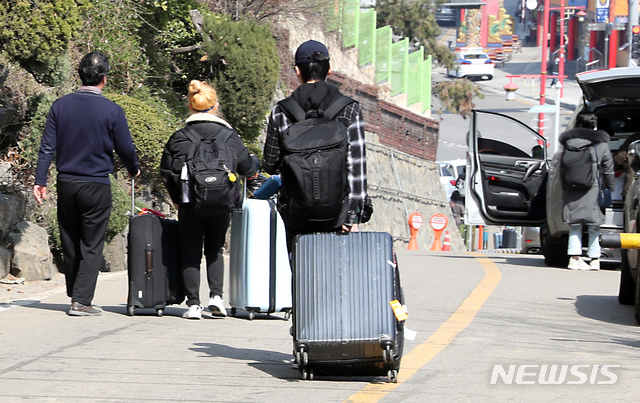 [인천=뉴시스] 이종철 기자 = 24일 오전 유럽 입국자 임시생활시설인 인천시 중구 올림포스호텔에서 진단검사를 받고 음성으로 나온 사람들이 집으로 귀가하고 있다. 2020.03.24.&nbsp; jc4321@newsis.com