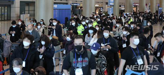 [인천공항=뉴시스] 전진환 기자 = 24일 인천국제공항 1터미널에서 독일 프랑크푸르트 발 비행기를 타고 입국한 승객들이 신종 코로나바이러스 감염증(코로나19) 진단검사를 위한 시설로 가는 버스를 타기 위해 줄 지어 있다. 정부는 지난 22일 오전 0시부터 유럽에서 출발해 국내로 들어오는 모든 입국자를 대상으로 코로나19 진단 검사를 시행하고 있다. 2020.03.24.&nbsp; amin2@newsis.com