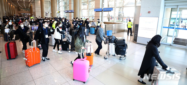 [인천공항=뉴시스] 전진환 기자 = 24일 인천국제공항 1터미널에서 독일 프랑크푸르트 발 비행기를 타고 입국한 승객들이 신종 코로나바이러스 감염증(코로나19) 진단검사를 위한 시설로 가는 버스를 타기 위해 이동하고 있다. 정부는 지난 22일 오전 0시부터 유럽에서 출발해 국내로 들어오는 모든 입국자를 대상으로 코로나19 진단 검사를 시행하고 있다. 2020.03.24. amin2@newsis.com