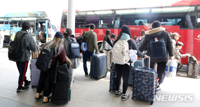 [인천공항=뉴시스] 전진환 기자 = 지난달 24일 인천국제공항 1터미널에서 유럽 발 아부다비 경유 비행기를 타고 입국한 승객들이 신종 코로나바이러스 감염증(코로나19) 진단검사를 위한 시설로 가는 버스에 탑승하고 있다. 2020.03.24. amin2@newsis.com <사진은 기사내용과 직접 관련 없습니다.>