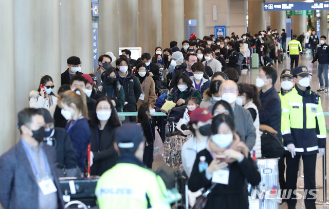 [인천공항=뉴시스] 전진환 기자 = 24일 인천국제공항 1터미널에서 독일 프랑크푸르트 발 비행기를 타고 입국한 승객들이 신종 코로나바이러스 감염증(코로나19) 진단검사를 위한 시설로 가는 버스를 타기 위해 줄 지어 있다. 정부는 지난 22일 오전 0시부터 유럽에서 출발해 국내로 들어오는 모든 입국자를 대상으로 코로나19 진단 검사를 시행하고 있다. 2020.03.24. amin2@newsis.com