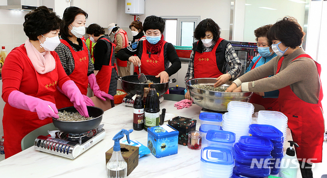 [광주=뉴시스]변재훈 기자 = 광주 동구는 산수1동 마을사랑채 운영협의체가 코로나19 여파로 끼니에 어려움을 겪는 취약계층을 위해 직접 만든 밑반찬을 전달했다고 24일 밝혔다. (사진=광주 동구 제공) 2020.03.24.   photo@newsis.com