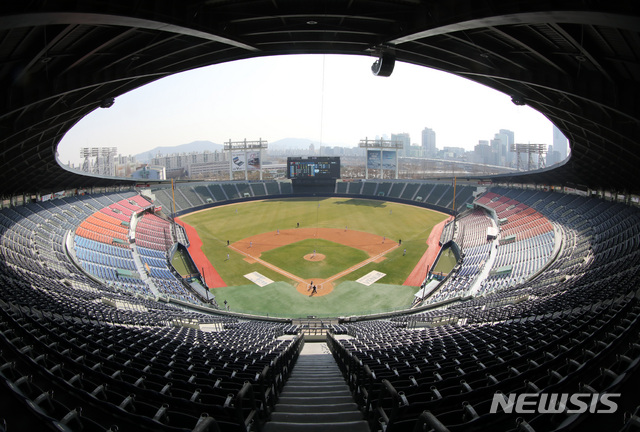 [서울=뉴시스] 고범준 기자 = 24일 오후 서울 송파구 잠실야구장에서 열린 LG 트윈스 청백전 경기가 무관중으로 진행되고 있다. 2020.03.24. bjko@newsis.com