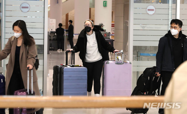 [인천공항=뉴시스] 전진환 기자 = 24일 인천국제공항 제2터미널에서 미국 시애틀 발 비행기를 타고 입국한 승객들이 입국장을 나오고 있다. 서울시는 오늘 정례브리핑에서 미국발 입국자에 대해 26일 0시를 기해 전원을 자가격리하는 방안을 검토하고 있다고 밝혔다 2020.03.24.&nbsp; amin2@newsis.com