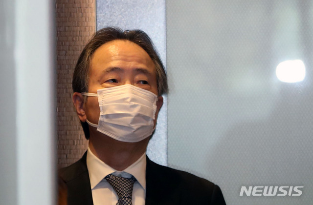 [서울=뉴시스]박주성 기자 = "독도는 일본땅"이라는 왜곡된 주장을 실은 일본 중학교 교과서가 검정을 통과한 가운데 24일 오후 서울 세종로 외교부 청사로 도미타 고지 주한일본대사가 초치되고 있다. 2020.03.24.&nbsp; park7691@newsis.com